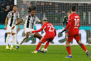 Khephren Thuram ve Gianluca Prestianni, Juventus FC ile SL Benfica (Maciej Rogowski / Ball Raw Images) arasındaki Şampiyonlar Ligi faz maçında görüldü.)