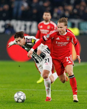 Fabio Miretti ve Andreas Schjelderup, Juventus FC ile SL Benfica (Maciej Rogowski / Ball Raw Images) arasındaki Şampiyonlar Ligi faz maçında görüldüler.)