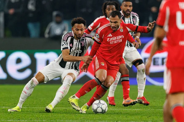 Lloyd Kelly ve Vangelis Pavlidis, Juventus FC ile SL Benfica (Maciej Rogowski / Ball Raw Images) arasındaki Şampiyonlar Ligi faz maçında görüldü.)