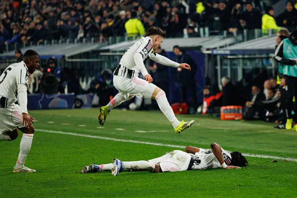 Francisco Conceicao ve Khephren Thuram, Juventus FC ve SL Benfica (Maciej Rogowski / Ball Raw Images) arasındaki Şampiyonlar Ligi faz maçında gol attıktan sonra kutlama yaparken görüldü.)