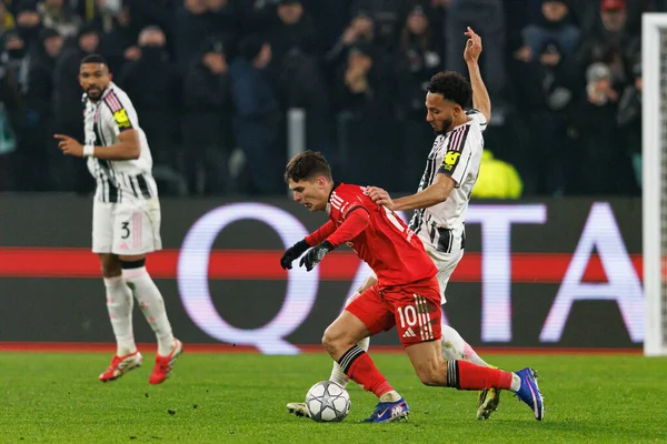 Georgiy Sudakov ve Lloyd Kelly, Juventus FC ile SL Benfica (Maciej Rogowski / Ball Raw Images) arasındaki Şampiyonlar Ligi faz maçında görüldü.)