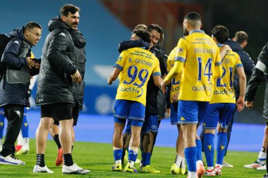 Rafik Guitane ve Ricard Sanchez Liga Portekiz maçı sırasında Estoril Praia ve Vitoria SC takımları arasında Estadio Antonio Coimbra da Mota (Maciej Rogowski / Ball Raw Images)