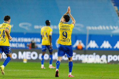 Alejandro Marques, Liga Portekiz maçında GD Estoril Praia ve Vitoria SC takımları arasında Estadio Antonio Coimbra da Mota (Maciej Rogowski / Ball Raw Images) maçında gol attıktan sonra kutlama yaparken görüldü.)