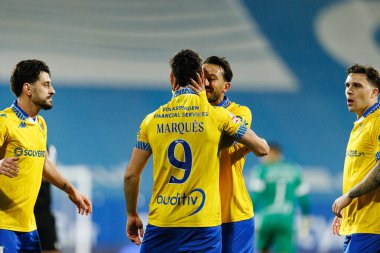 Alejandro Marques ve Joao Carvalho, Liga Portekiz maçında GD Estoril Praia ve Vitoria SC takımları arasında Estadio Antonio Coimbra da Mota (Maciej Rogowski / Ball Raw Images)