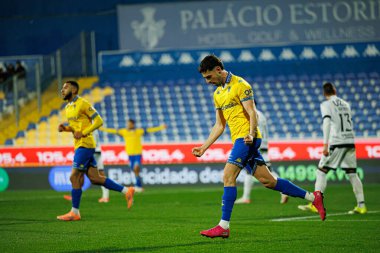 Alejandro Marques, Liga Portekiz maçında GD Estoril Praia ve Vitoria SC takımları arasında Estadio Antonio Coimbra da Mota (Maciej Rogowski / Ball Raw Images) maçında gol attıktan sonra kutlama yaparken görüldü.)