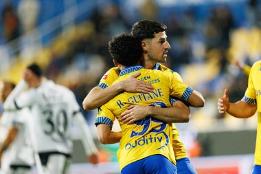 Rafik Guitane ve Alejandro Marques, Estadio Antonio Coimbra da Mota 'daki GD Estoril Praia ve Vitoria SC takımları arasında oynanan Liga Portekiz maçında gol attıktan sonra kutlama yaparken görüldü.)