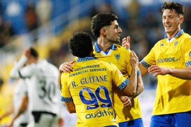 Rafik Guitane ve Alejandro Marques, Estadio Antonio Coimbra da Mota 'daki GD Estoril Praia ve Vitoria SC takımları arasında oynanan Liga Portekiz maçında gol attıktan sonra kutlama yaparken görüldü.)
