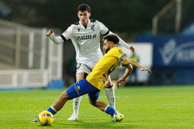 Goncalo Nogueira ve Rafik Guitane, Liga Portekiz maçı sırasında Estoril Praia ve Vitoria SC takımları arasında Estadio Antonio Coimbra da Mota (Maciej Rogowski / Ball Raw Images)