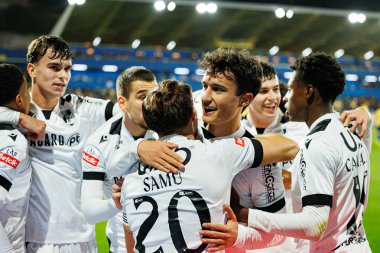 Vitoria 'nın oyuncuları Liga Portekiz maçında Matija Mitroviç' in Estoril Praia ve Vitoria SC takımları arasında Estadio Antonio Coimbra da Mota (Maciej Rogowski / Ball Raw Images)