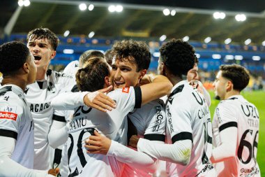 Vitoria 'nın oyuncuları Liga Portekiz maçında Matija Mitroviç' in Estoril Praia ve Vitoria SC takımları arasında Estadio Antonio Coimbra da Mota (Maciej Rogowski / Ball Raw Images)