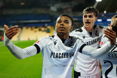 Noah Saviolo, Liga Portekiz maçı sırasında Matija Mitroviç 'in Estoril Praia ve Vitoria SC takımları arasında Estadio Antonio Coimbra da Mota (Maciej Rogowski / Ball Raw Images)