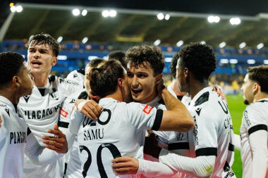 Vitoria 'nın oyuncuları Liga Portekiz maçında Matija Mitroviç' in Estoril Praia ve Vitoria SC takımları arasında Estadio Antonio Coimbra da Mota (Maciej Rogowski / Ball Raw Images)