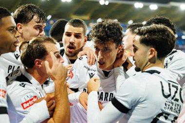 Vitoria 'nın oyuncuları Liga Portekiz maçında Matija Mitroviç' in Estoril Praia ve Vitoria SC takımları arasında Estadio Antonio Coimbra da Mota (Maciej Rogowski / Ball Raw Images)