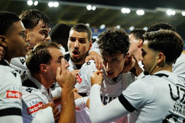 Vitoria 'nın oyuncuları Liga Portekiz maçında Matija Mitroviç' in Estoril Praia ve Vitoria SC takımları arasında Estadio Antonio Coimbra da Mota (Maciej Rogowski / Ball Raw Images)