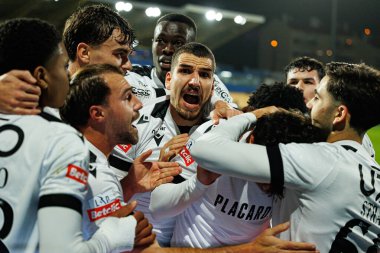 Vitoria 'nın oyuncuları Liga Portekiz maçında Matija Mitroviç' in Estoril Praia ve Vitoria SC takımları arasında Estadio Antonio Coimbra da Mota (Maciej Rogowski / Ball Raw Images)