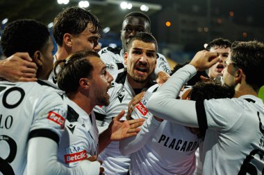 Vitoria 'nın oyuncuları Liga Portekiz maçında Matija Mitroviç' in Estoril Praia ve Vitoria SC takımları arasında Estadio Antonio Coimbra da Mota (Maciej Rogowski / Ball Raw Images)