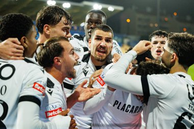 Vitoria 'nın oyuncuları Liga Portekiz maçında Matija Mitroviç' in Estoril Praia ve Vitoria SC takımları arasında Estadio Antonio Coimbra da Mota (Maciej Rogowski / Ball Raw Images)