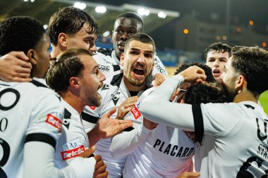 Vitoria 'nın oyuncuları Liga Portekiz maçında Matija Mitroviç' in Estoril Praia ve Vitoria SC takımları arasında Estadio Antonio Coimbra da Mota (Maciej Rogowski / Ball Raw Images)