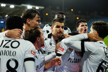 Vitoria 'nın oyuncuları Liga Portekiz maçında Matija Mitroviç' in Estoril Praia ve Vitoria SC takımları arasında Estadio Antonio Coimbra da Mota (Maciej Rogowski / Ball Raw Images)
