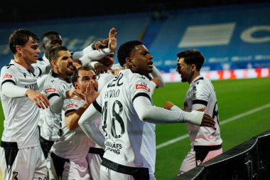 Vitoria 'nın oyuncuları Liga Portekiz maçında Matija Mitroviç' in Estoril Praia ve Vitoria SC takımları arasında Estadio Antonio Coimbra da Mota (Maciej Rogowski / Ball Raw Images)
