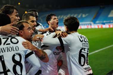 Vitoria 'nın oyuncuları Liga Portekiz maçında Matija Mitroviç' in Estoril Praia ve Vitoria SC takımları arasında Estadio Antonio Coimbra da Mota (Maciej Rogowski / Ball Raw Images)
