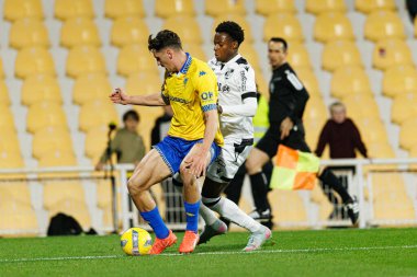 Felix Bacher ve Noah Saviolo, Liga Portekiz maçı sırasında Estoril Praia ve Vitoria SC takımları arasında Estadio Antonio Coimbra da Mota (Maciej Rogowski / Ball Raw Images)