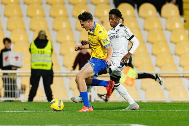 Felix Bacher ve Noah Saviolo, Liga Portekiz maçı sırasında Estoril Praia ve Vitoria SC takımları arasında Estadio Antonio Coimbra da Mota (Maciej Rogowski / Ball Raw Images)