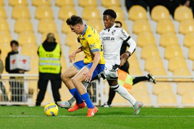 Felix Bacher ve Noah Saviolo, Liga Portekiz maçı sırasında Estoril Praia ve Vitoria SC takımları arasında Estadio Antonio Coimbra da Mota (Maciej Rogowski / Ball Raw Images)