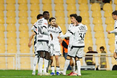Vitoria 'nın oyuncuları, Liga Portekiz maçında GD Estoril Praia ve Vitoria SC takımları arasında Estadio Antonio Coimbra da Mota (Maciej Rogowski / Ball Raw Images) maçında Samu' dan gol üstüne gol atarken görüldü.)