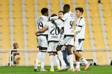 Vitoria 'nın oyuncuları, Liga Portekiz maçında GD Estoril Praia ve Vitoria SC takımları arasında Estadio Antonio Coimbra da Mota (Maciej Rogowski / Ball Raw Images) maçında Samu' dan gol üstüne gol atarken görüldü.)
