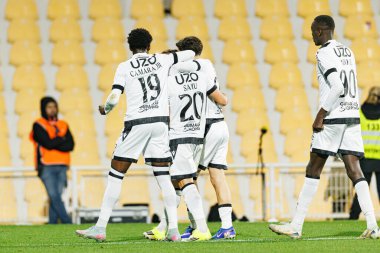 Vitoria 'nın oyuncuları, Liga Portekiz maçında GD Estoril Praia ve Vitoria SC takımları arasında Estadio Antonio Coimbra da Mota (Maciej Rogowski / Ball Raw Images) maçında Samu' dan gol üstüne gol atarken görüldü.)