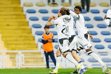 Vitoria 'nın oyuncuları, Liga Portekiz maçında GD Estoril Praia ve Vitoria SC takımları arasında Estadio Antonio Coimbra da Mota (Maciej Rogowski / Ball Raw Images) maçında Samu' dan gol üstüne gol atarken görüldü.)