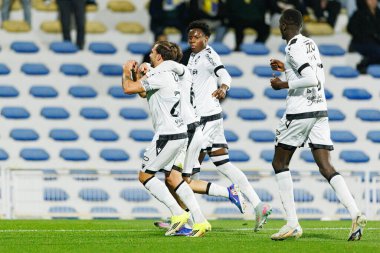 Vitoria 'nın oyuncuları, Liga Portekiz maçında GD Estoril Praia ve Vitoria SC takımları arasında Estadio Antonio Coimbra da Mota (Maciej Rogowski / Ball Raw Images) maçında Samu' dan gol üstüne gol atarken görüldü.)
