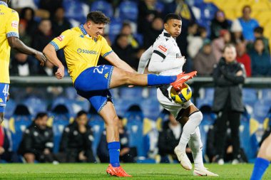 Felix Bacher ve Noah Saviolo, Liga Portekiz maçı sırasında Estoril Praia ve Vitoria SC takımları arasında Estadio Antonio Coimbra da Mota (Maciej Rogowski / Ball Raw Images)