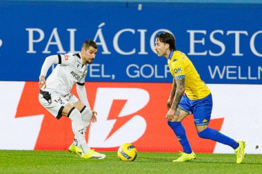 Joao Mendes ve Ricard Sanchez, Liga Portekiz maçı sırasında Estoril Praia ve Vitoria SC takımları arasında Estadio Antonio Coimbra da Mota (Maciej Rogowski / Ball Raw Images)