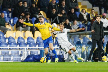 Jordan Holsgrove ve Samu, Liga Portekiz maçı sırasında Estoril Praia ve Vitoria SC takımları arasında Estadio Antonio Coimbra da Mota (Maciej Rogowski / Ball Raw Images)