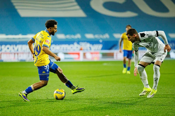 Rafik Guitane ve Joao Mendes Liga Portekiz maçı sırasında Estoril Praia ve Vitoria SC takımları arasında Estadio Antonio Coimbra da Mota (Maciej Rogowski / Ball Raw Images)