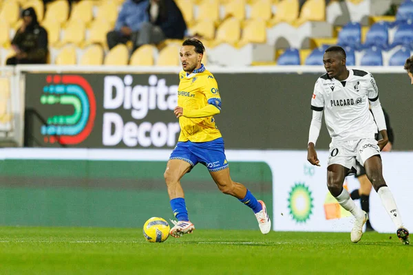 Joao Carvalho ve Alioune Ndoye, Liga Portekiz maçı sırasında Estoril Praia ve Vitoria SC takımları arasında Estadio Antonio Coimbra da Mota (Maciej Rogowski / Ball Raw Images)