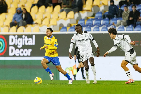 Joao Carvalho ve Alioune Ndoye, Liga Portekiz maçı sırasında Estoril Praia ve Vitoria SC takımları arasında Estadio Antonio Coimbra da Mota (Maciej Rogowski / Ball Raw Images)