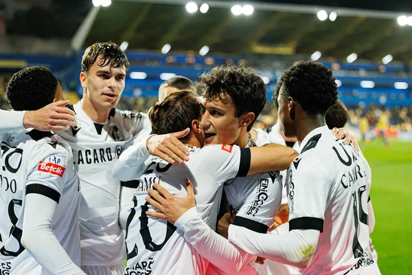 Vitoria 'nın oyuncuları Liga Portekiz maçında Matija Mitroviç' in Estoril Praia ve Vitoria SC takımları arasında Estadio Antonio Coimbra da Mota (Maciej Rogowski / Ball Raw Images)