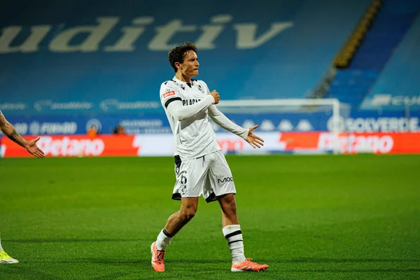 Matija Mitroviç, Liga Portekiz maçında GD Estoril Praia ve Vitoria SC takımları arasında Estadio Antonio Coimbra da Mota (Maciej Rogowski / Ball Raw Images)