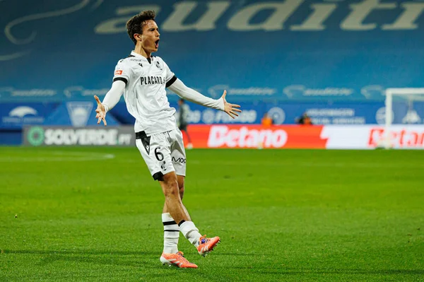 Matija Mitroviç, Liga Portekiz maçında GD Estoril Praia ve Vitoria SC takımları arasında Estadio Antonio Coimbra da Mota (Maciej Rogowski / Ball Raw Images)