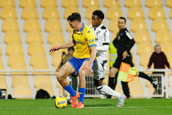 Felix Bacher ve Noah Saviolo, Liga Portekiz maçı sırasında Estoril Praia ve Vitoria SC takımları arasında Estadio Antonio Coimbra da Mota (Maciej Rogowski / Ball Raw Images)