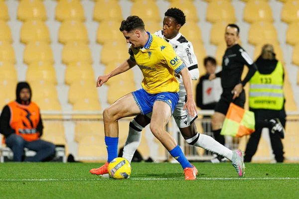 Felix Bacher ve Noah Saviolo, Liga Portekiz maçı sırasında Estoril Praia ve Vitoria SC takımları arasında Estadio Antonio Coimbra da Mota (Maciej Rogowski / Ball Raw Images)