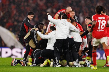 Benfica oyuncuları SL Benfica ve Real Madrid CF (Maciej Rogowski / Ball Raw Images) arasındaki Şampiyonlar Ligi faz maçında Anatoliy Trubin 'den gol üstüne gol atarken görüldü)