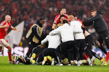 Benfica oyuncuları SL Benfica ve Real Madrid CF (Maciej Rogowski / Ball Raw Images) arasındaki Şampiyonlar Ligi faz maçında Anatoliy Trubin 'den gol üstüne gol atarken görüldü)