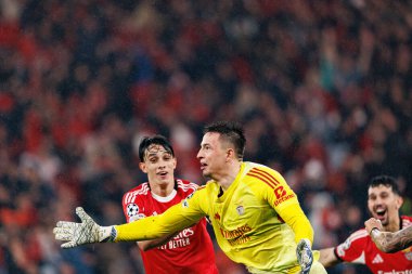 Joao Rego, Anatoliy Trubin ve Enzo Barrenechea SL Benfica ve Real Madrid CF (Maciej Rogowski / Ball Raw Images) arasındaki Şampiyonlar Ligi faz maçında gol üstüne gol atarken görüldü)