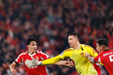 Joao Rego, Anatoliy Trubin ve Enzo Barrenechea SL Benfica ve Real Madrid CF (Maciej Rogowski / Ball Raw Images) arasındaki Şampiyonlar Ligi faz maçında gol üstüne gol atarken görüldü)