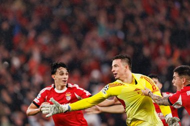 Joao Rego, Anatoliy Trubin ve Enzo Barrenechea SL Benfica ve Real Madrid CF (Maciej Rogowski / Ball Raw Images) arasındaki Şampiyonlar Ligi faz maçında gol üstüne gol atarken görüldü)