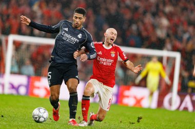 Jude Bellingham ve Fredrik Aursnes SL Benfica ve Real Madrid CF (Maciej Rogowski / Ball Raw Images) arasında Şampiyonlar Ligi faz maçında görüldü)